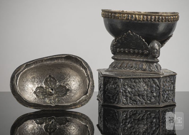 AN EMBOSSED PARCEL GILT SILVER KAPALA ON STAND - 图3